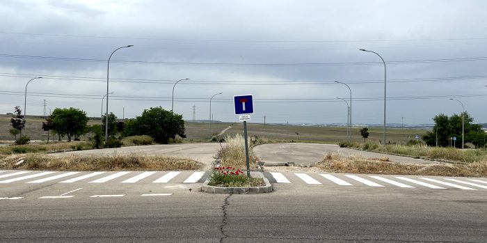 The Gran Vía del Sureste avenue is abruptly interrupted at its intersection with the Val de la Culebra road in the Vallecas expansion area. Photograph by Marina López, 2023.