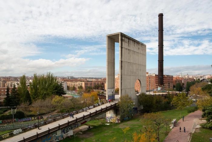 South Gate, next to the Planetarium, in Enrique Tierno Galván Park (Railway Green Corridor, Madrid). Photograph taken by Davide Curatola Soprana for the TRAHERE project (2020).